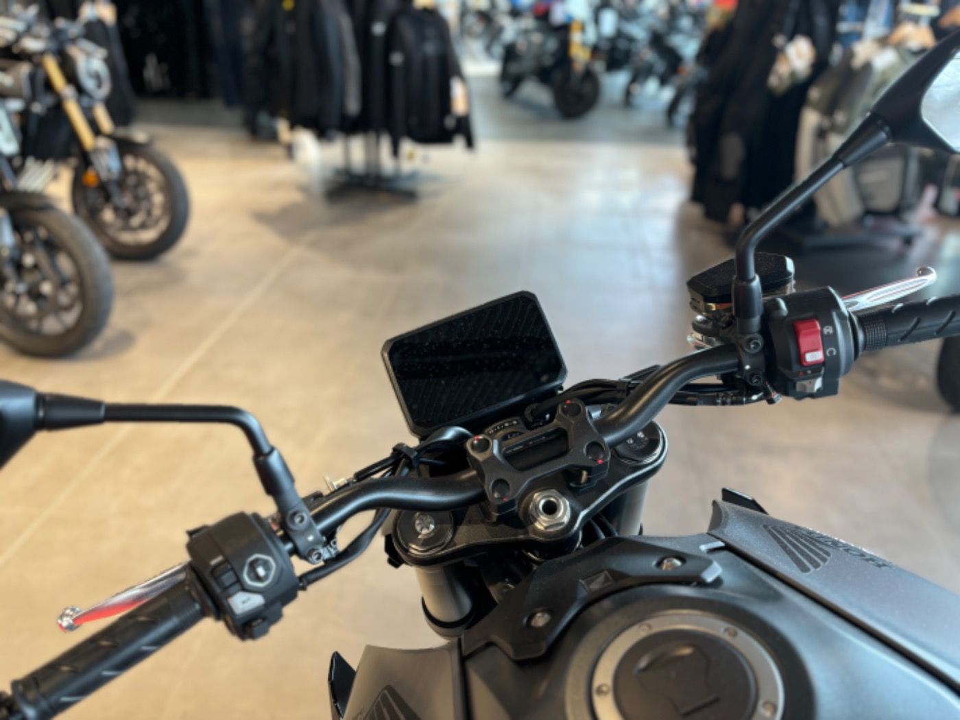 Fahrzeugabbildung Honda CB 1000 Hornet 2025 Soziusabdeckung mehr Farben