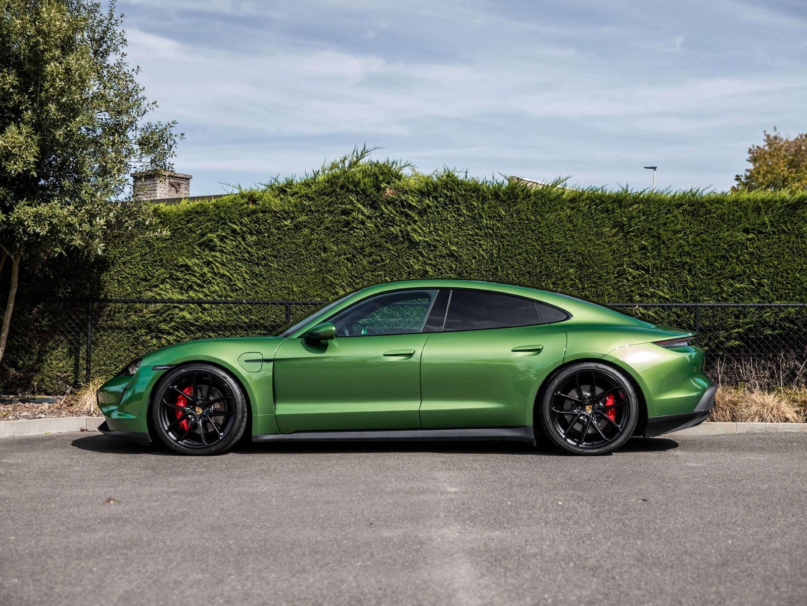 Porsche Taycan 4S - MAMBA GREEN METALLIC AIR/21 /PANO/CH imagem 3