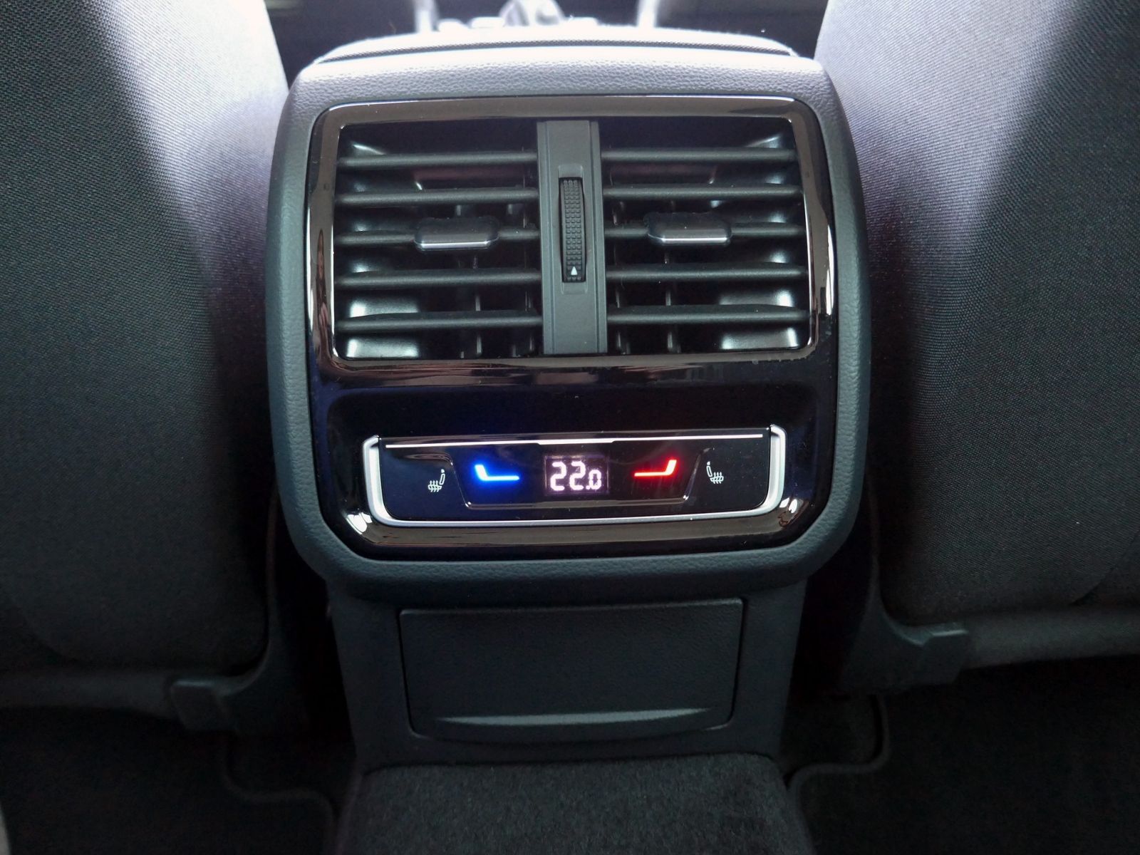 Fahrzeugabbildung Volkswagen Passat Variant Business 1.5 TSI DSG LED AHK RFK