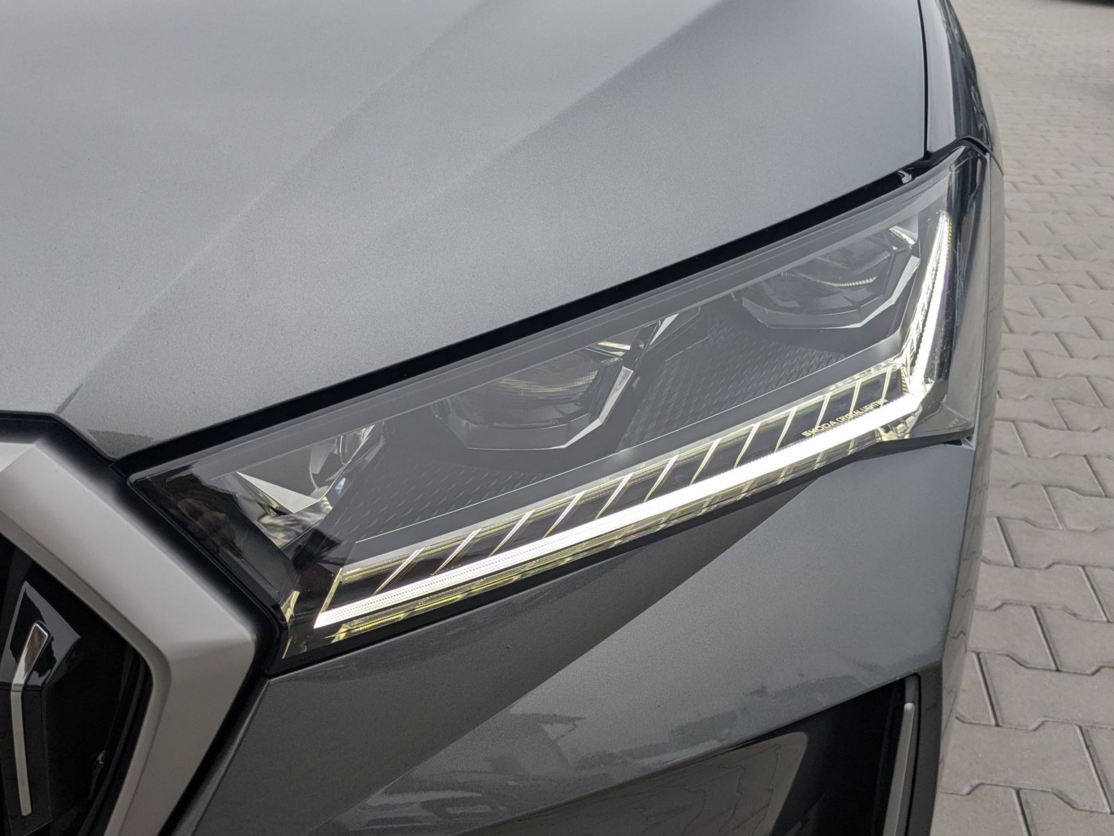 Fahrzeugabbildung SKODA Superb 2.0 TDI 4x4 Selection MATRIX*AHK*PANO*19"
