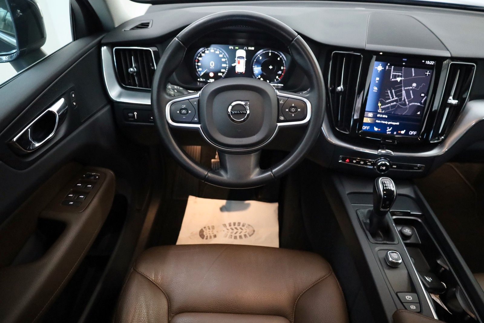 Fahrzeugabbildung Volvo XC60 Momentum Leder,Navi,LED,SH,PDC,AppleCarPlay