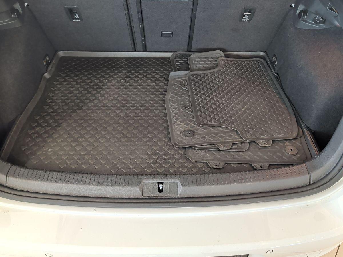 Volkswagen Golf 7 GTI 220 ch • 5 portes • Boîte manuelle 6 • GPS • Xénon • 18"