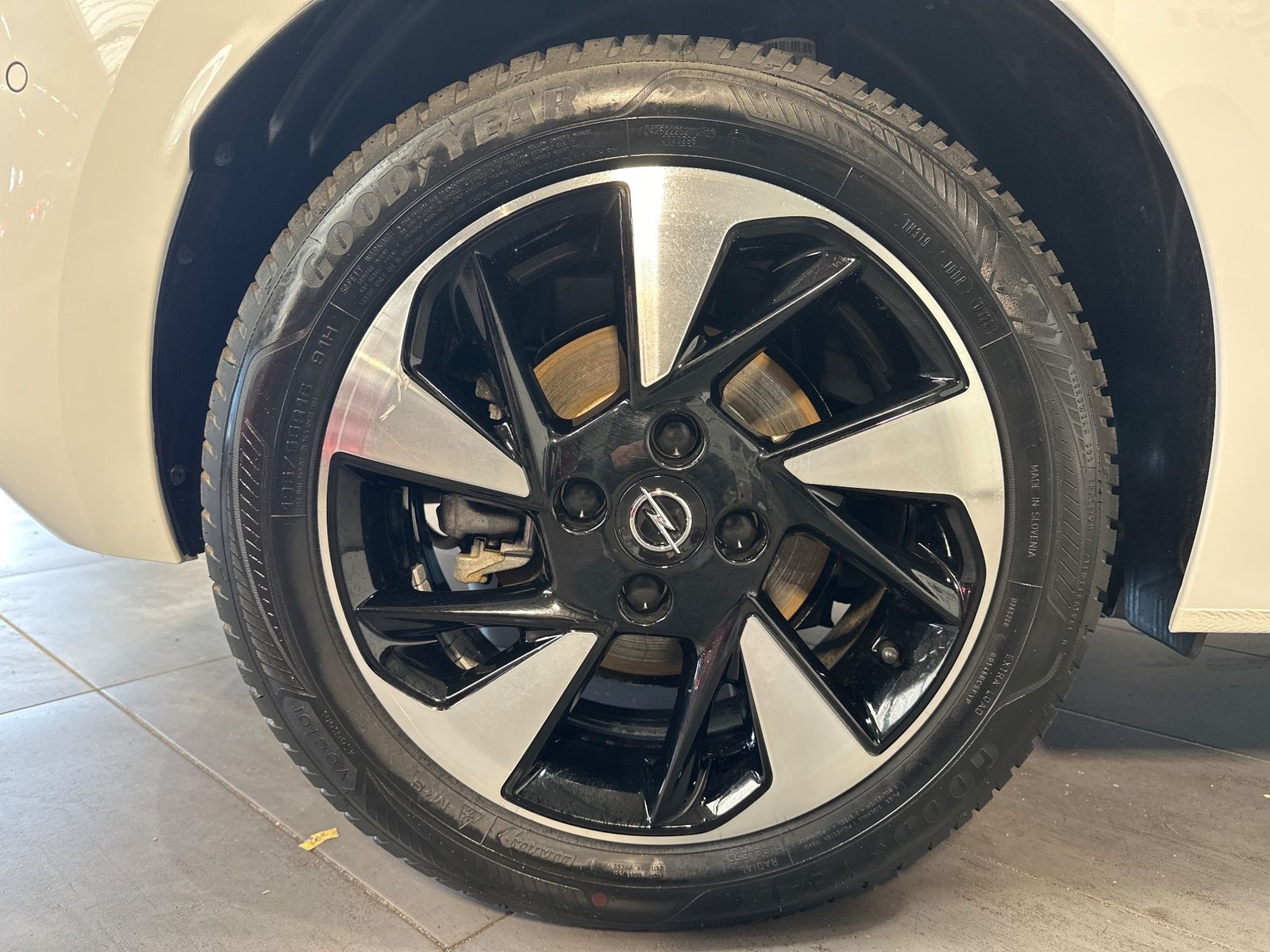 Opel Corsa -e F GS NAV+LED+18ZOLL+SHZ+KEYLESS+CARPLAY imagem 3