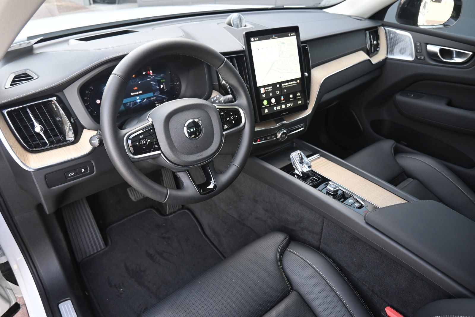Fahrzeugabbildung Volvo XC60 T8 RC AWD Ultra Dark**360*LUFT*B&W*FACELIFT