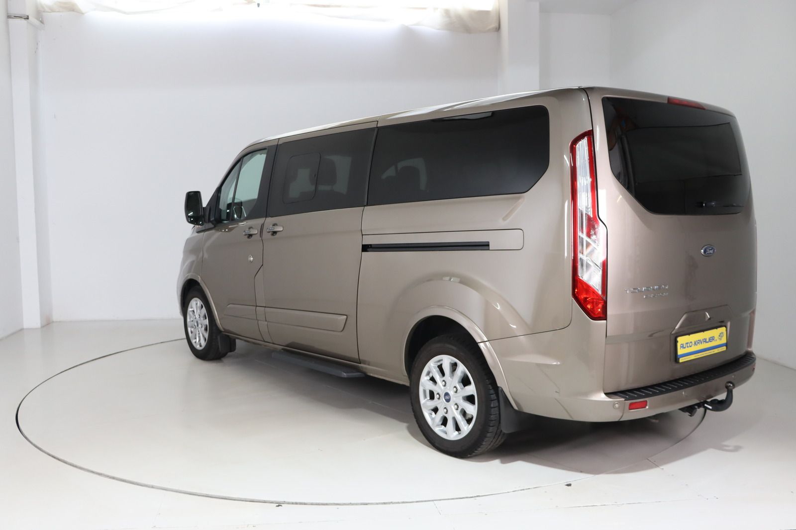 Fahrzeugabbildung Ford Tourneo Custom 2.0 L2 Lang Titanium Black Series