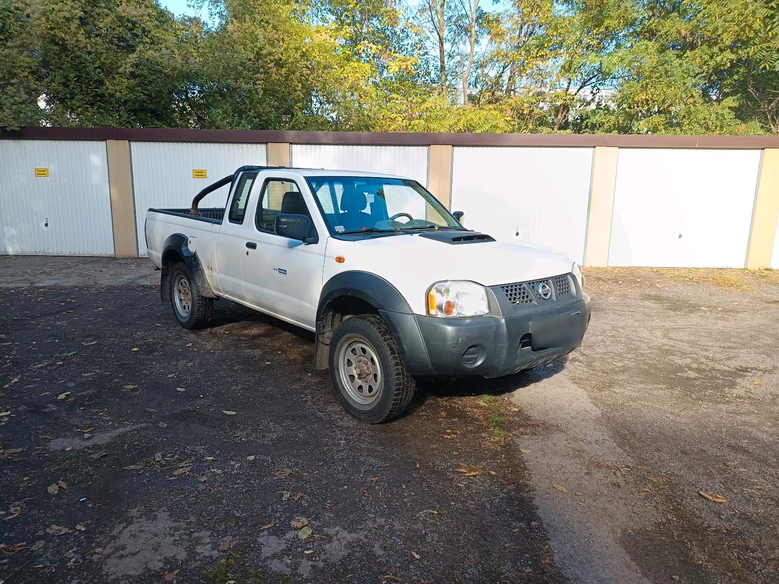 Nissan NP300 2011 — rear view