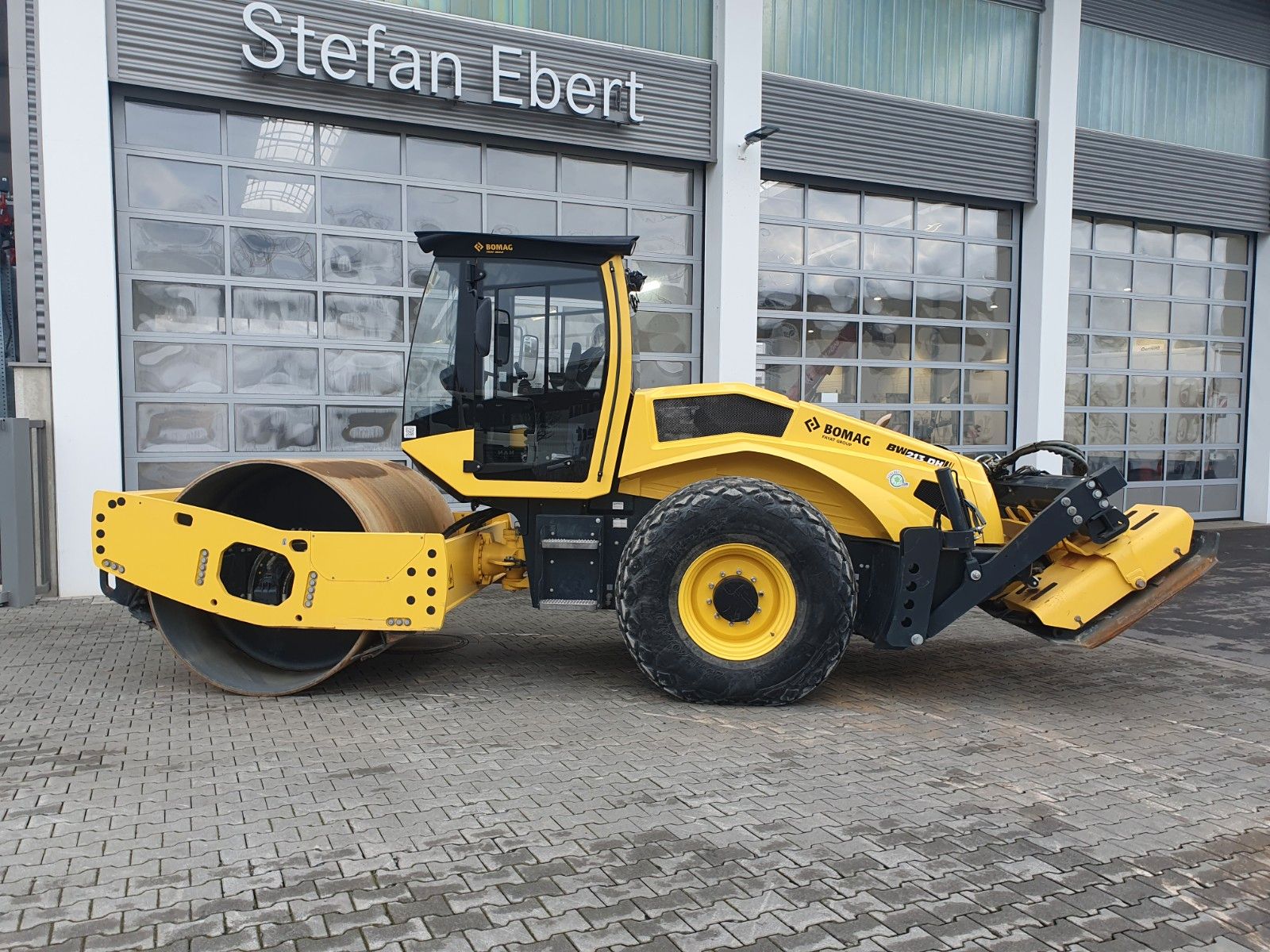 Fahrzeugabbildung BOMAG BW 213 DH / nur 1.087h / Plattenanbauverdicht