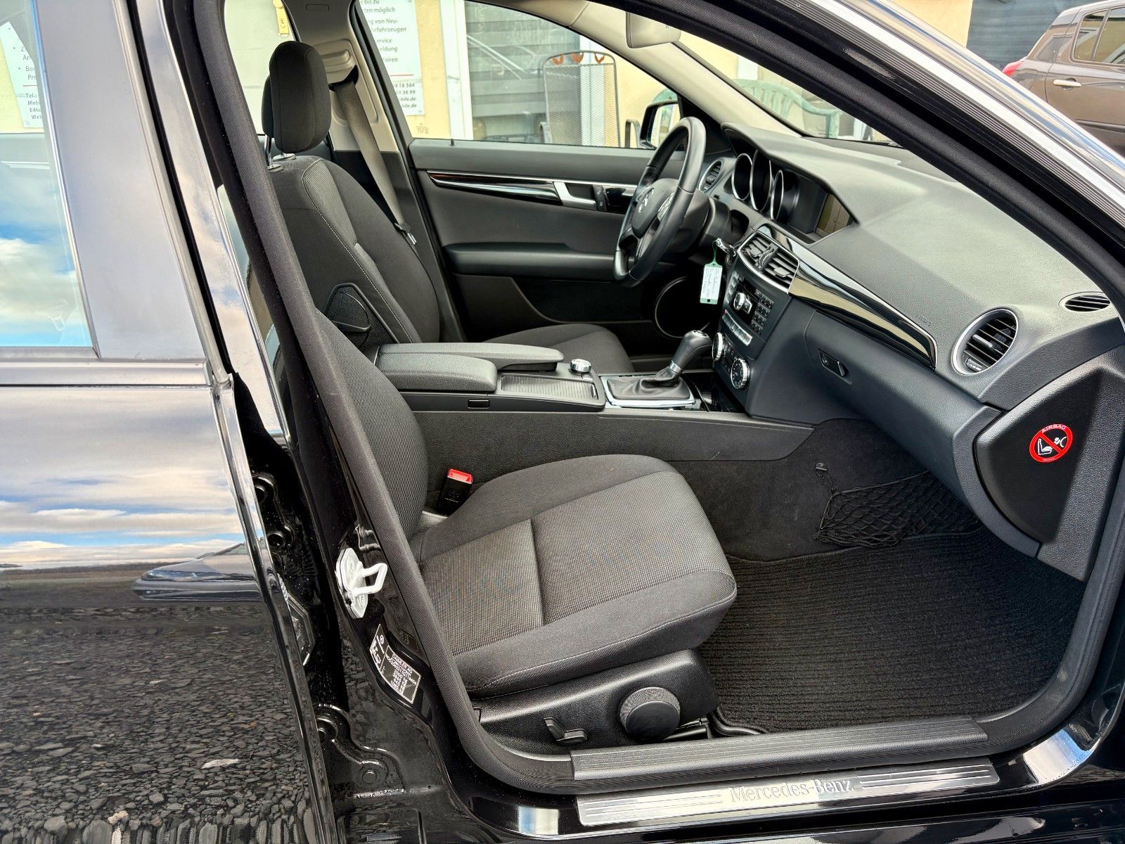 Fahrzeugabbildung Mercedes-Benz C 180 CGI Limo Classic Aut. Navi el. Sitze SPORT