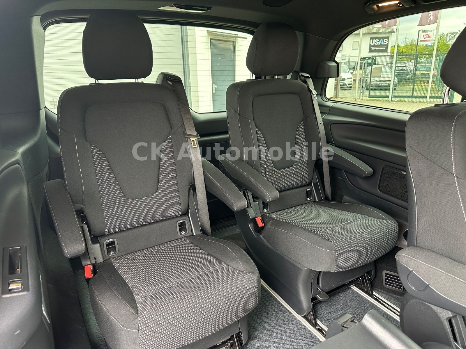 Fahrzeugabbildung Mercedes-Benz V 250d Edition 4MATIC Kompakt AMG-Line / 6 Sitze