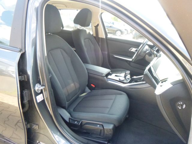 Fahrzeugabbildung BMW 320 i Touring >AUT/AHK/NAV/LED-Licht/PDC<