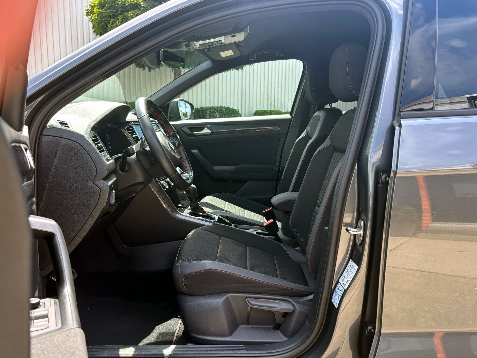 Fahrzeugabbildung Volkswagen T-Roc 1.5TSI R-Line DSG ACC KAM AHK LED NAV BT