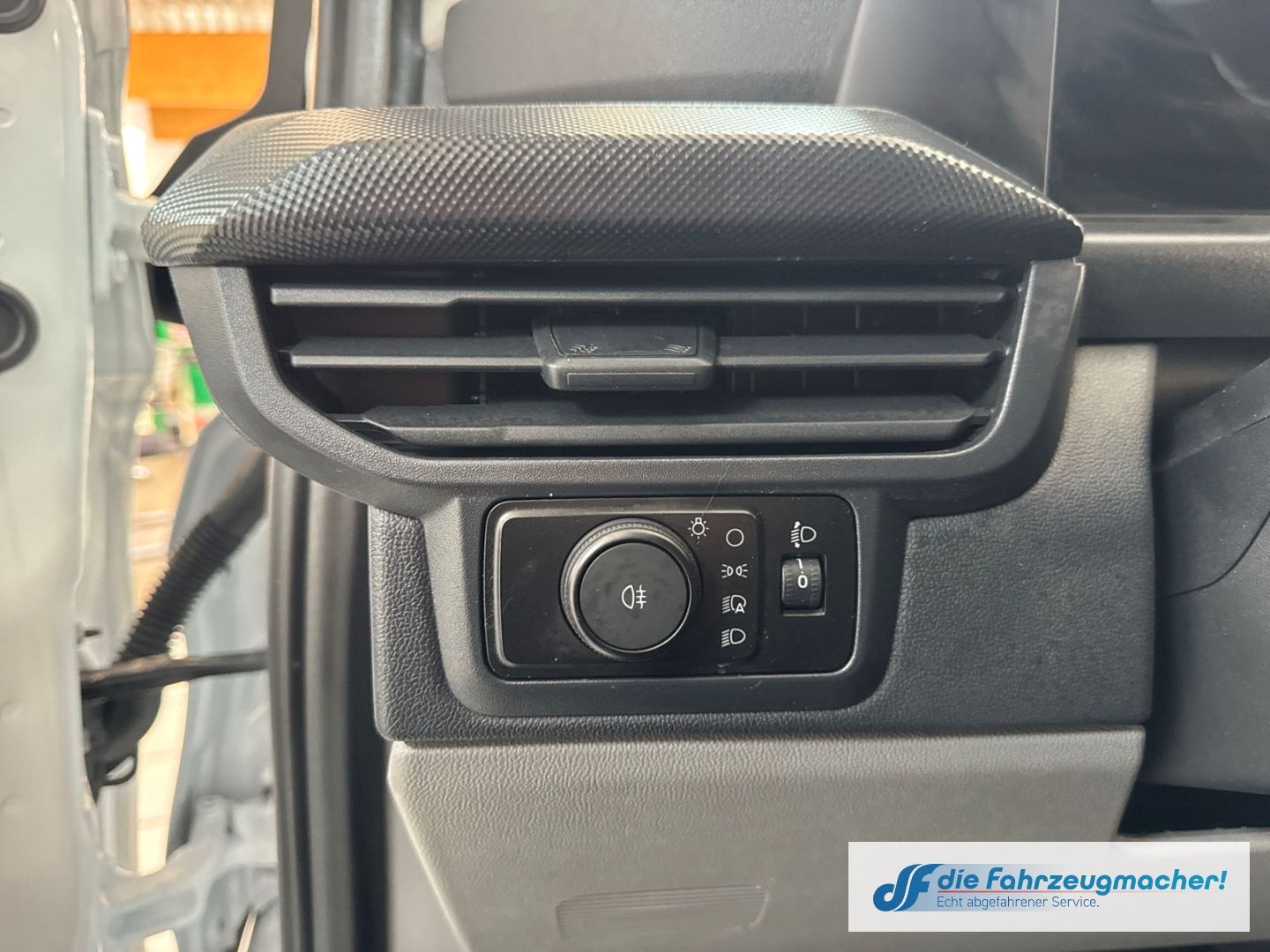 Fahrzeugabbildung Ford Transit Custom Kombi 320 L2 FWD Trend Navi LED K