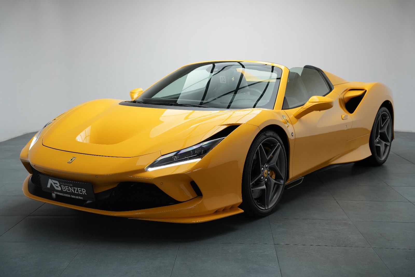 Fahrzeugabbildung Ferrari F8 Spider Giallo Modena *Lift*Carbon*Kamera*