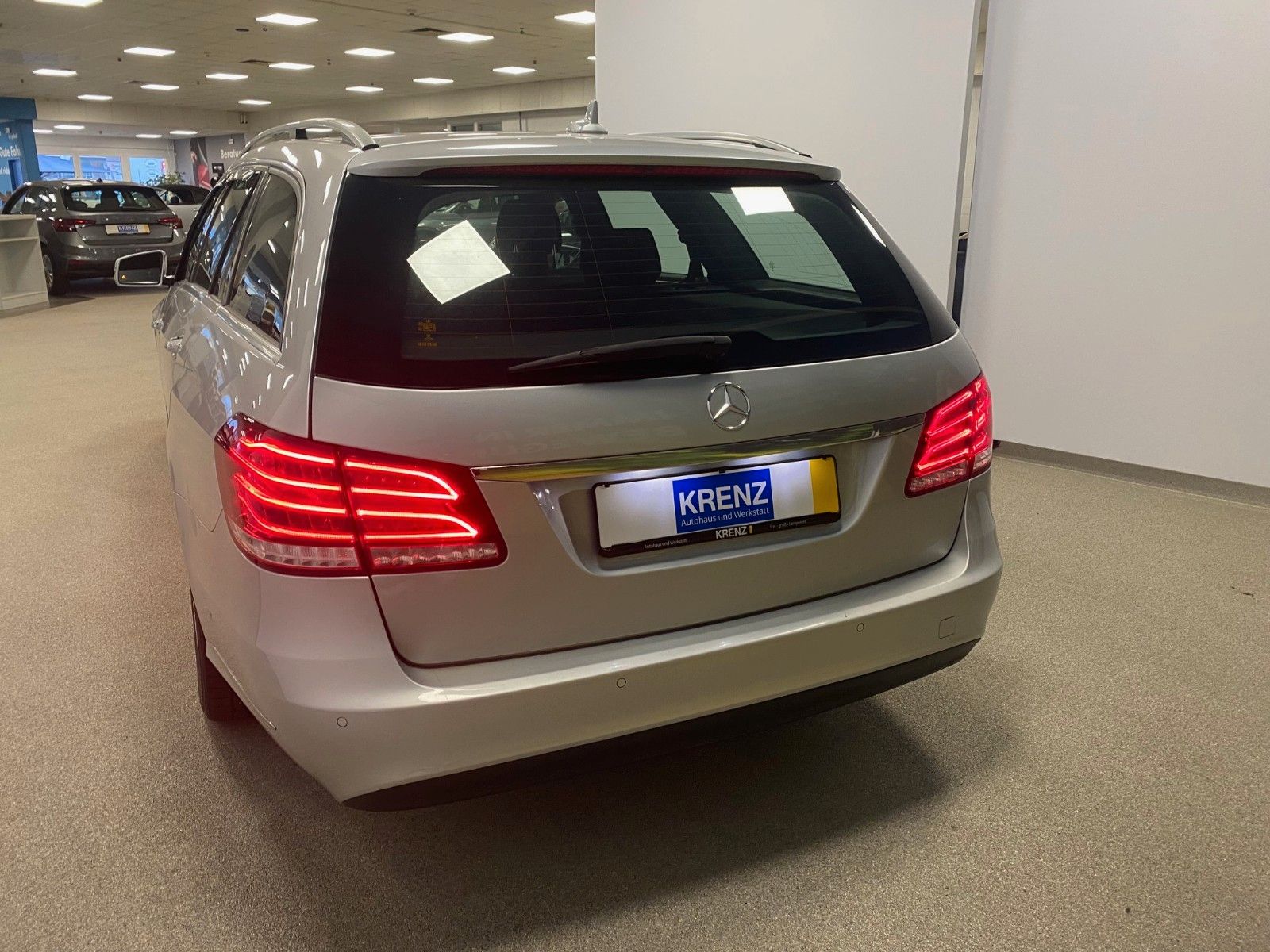 Fahrzeugabbildung Mercedes-Benz E 200 T ELEGANCE+NAVI+LED Scheinwerfer+Distronic