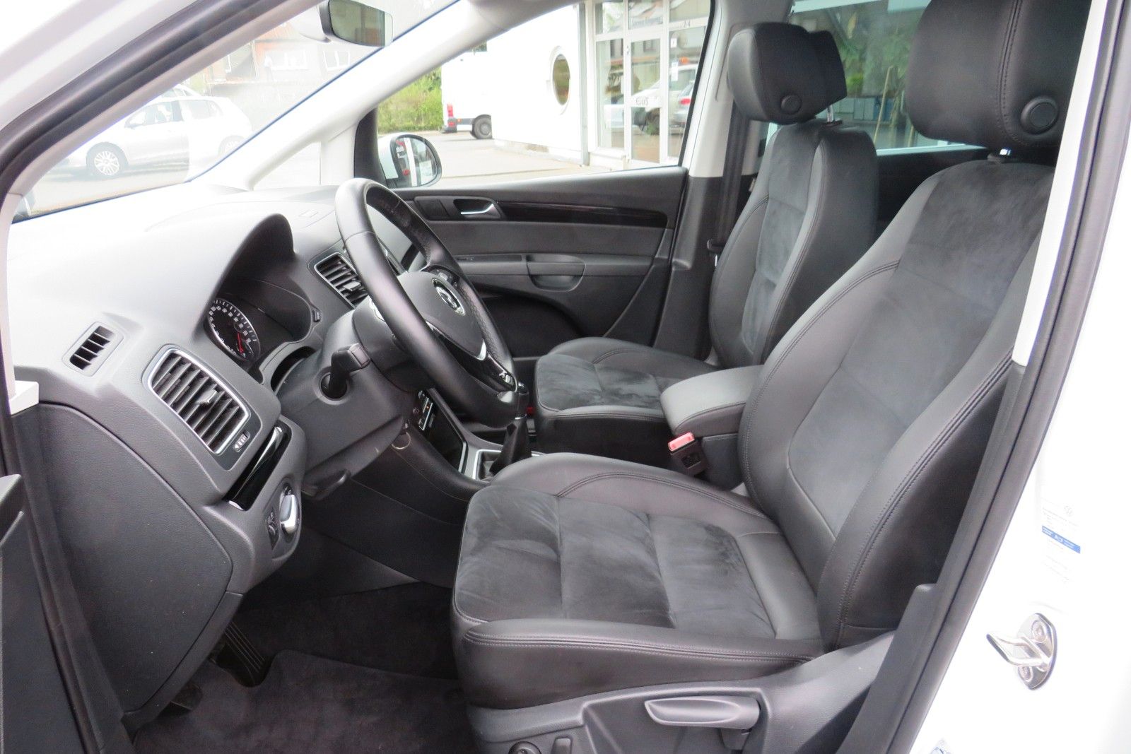 Fahrzeugabbildung Volkswagen Sharan Highline 7-SITZE AHK NAVI ACC 1.HAND