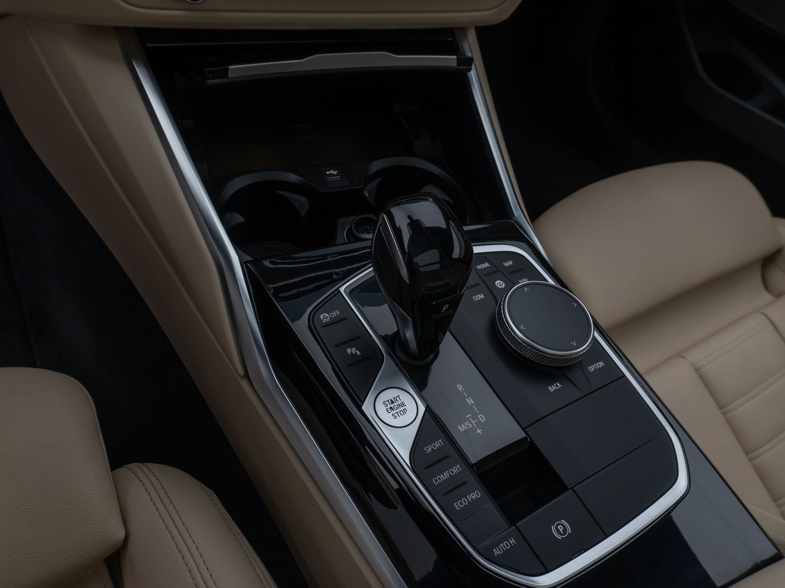 Fahrzeugabbildung BMW 320d xD LuxuryLine Kamera HUD DAB H/K AHK Komfor