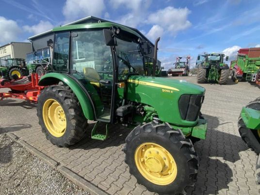 John Deere 5055E