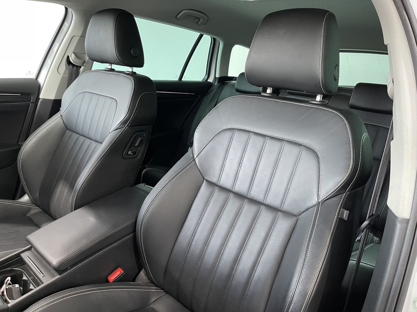 Fahrzeugabbildung SKODA Superb 2.0 TDI*Premium Edition*LED*AHK*Leder*