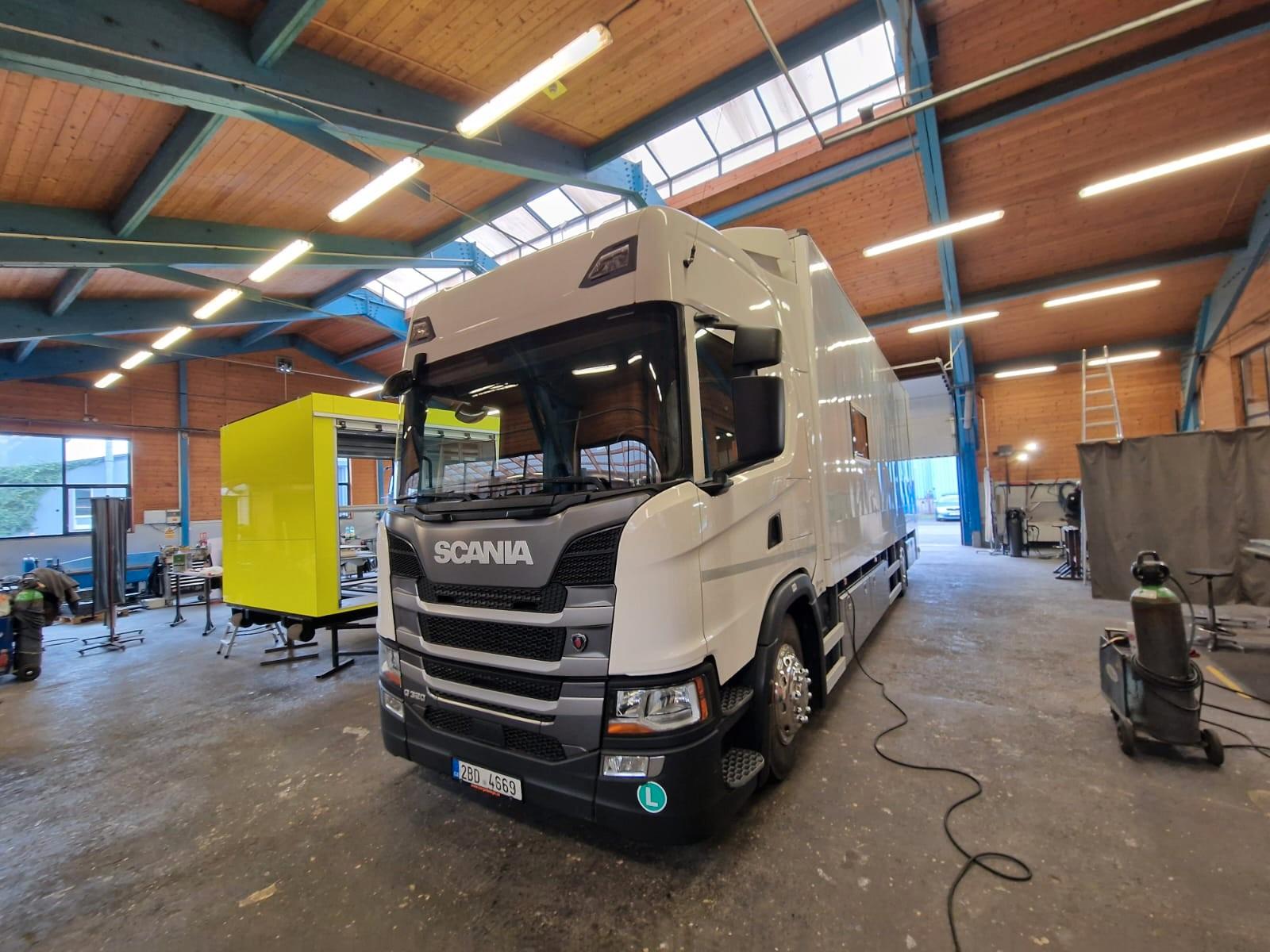 Scania G 320:9xSeats:Motorsport special:Garage