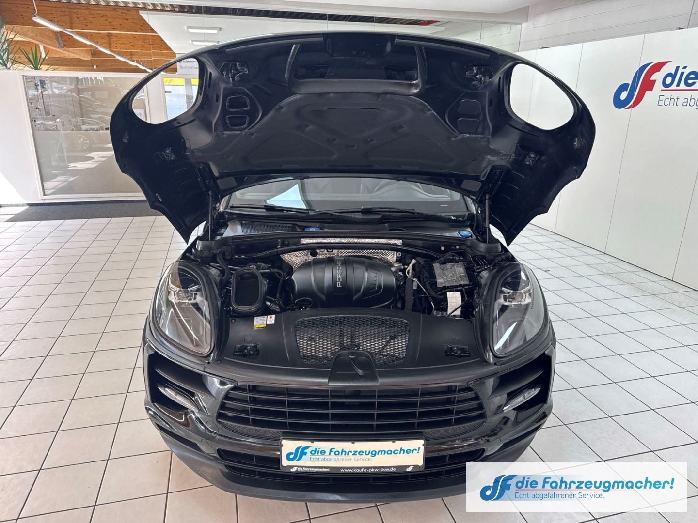 Fahrzeugabbildung Porsche Macan DE-Auto Pano Navi Memory S Soundsy LED Dyn