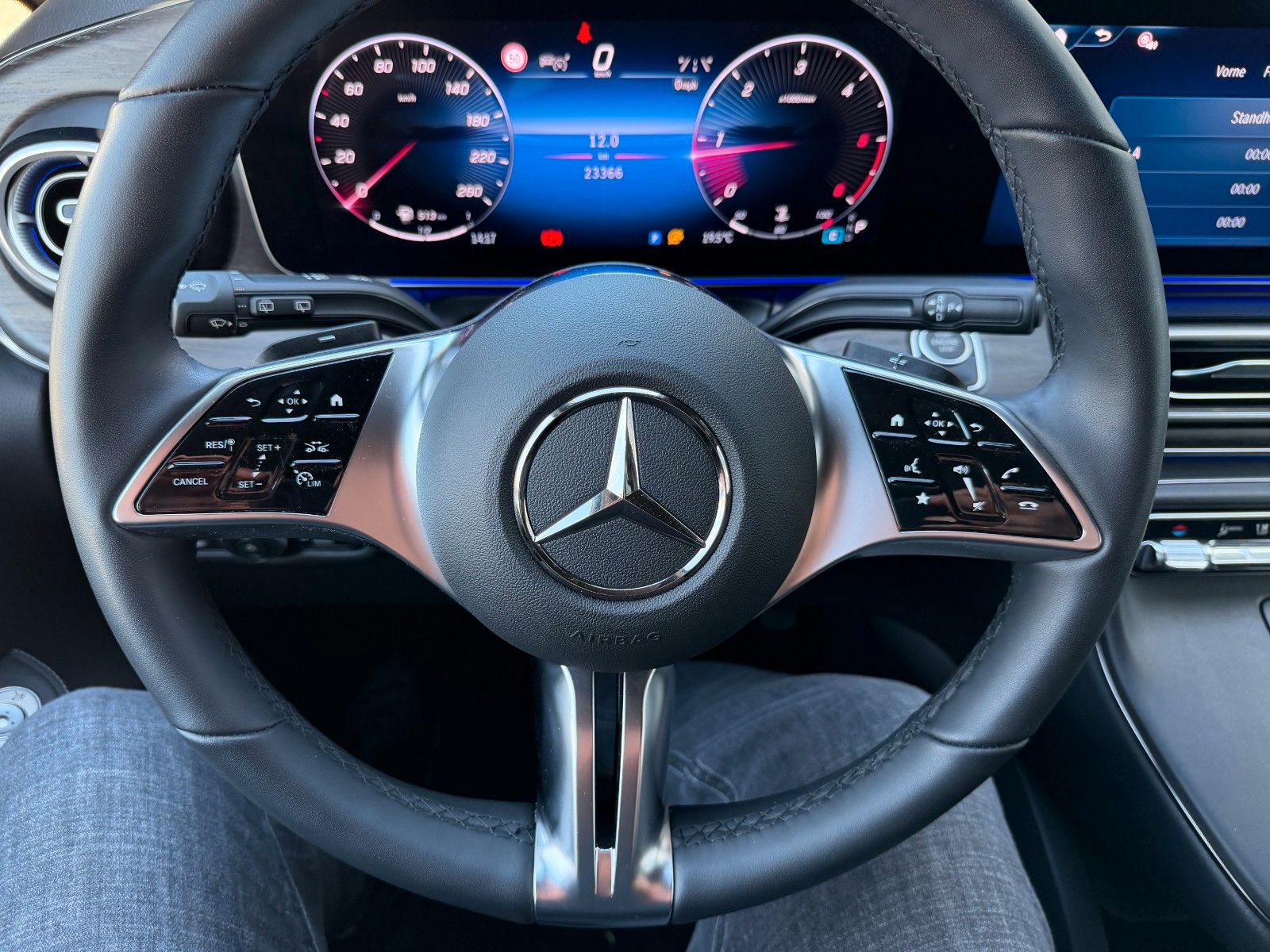 Fahrzeugabbildung Mercedes-Benz V 300 d 4MATIC AVA Extral AHK DISTRONIC Standh