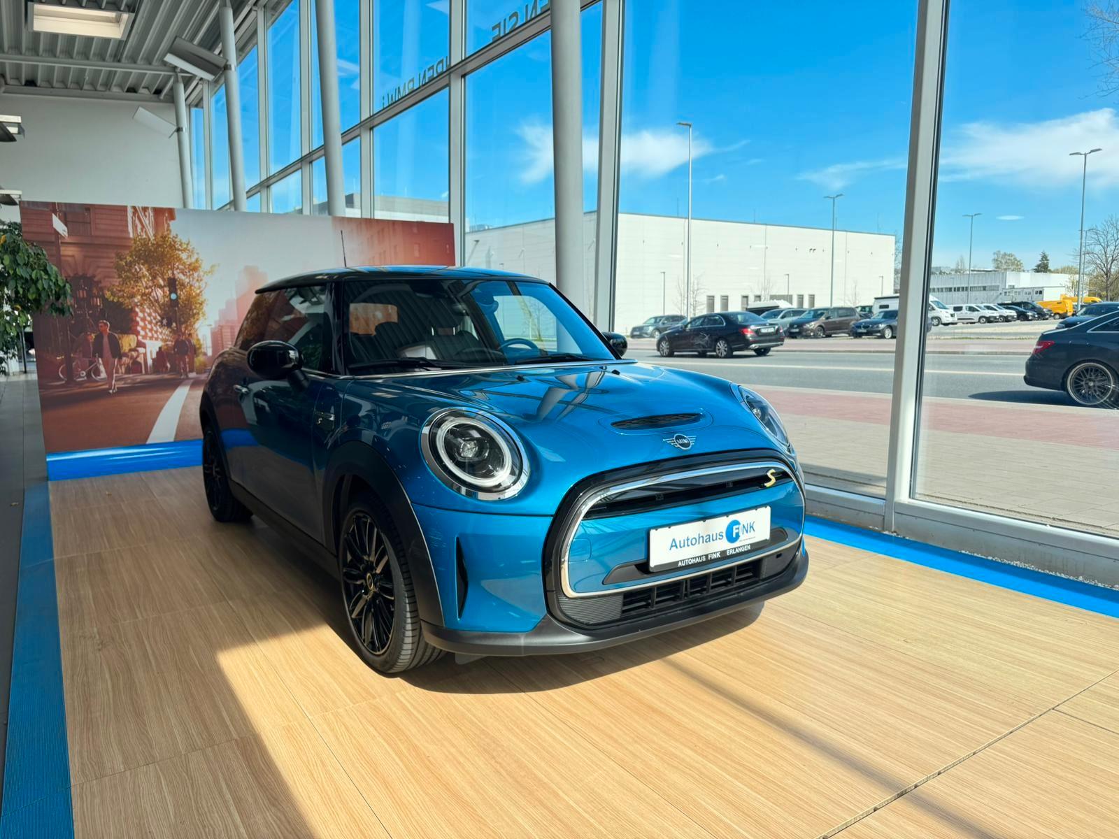 MINI Cooper SE 3-Türer Classic Trim 17" Schwarz Navi