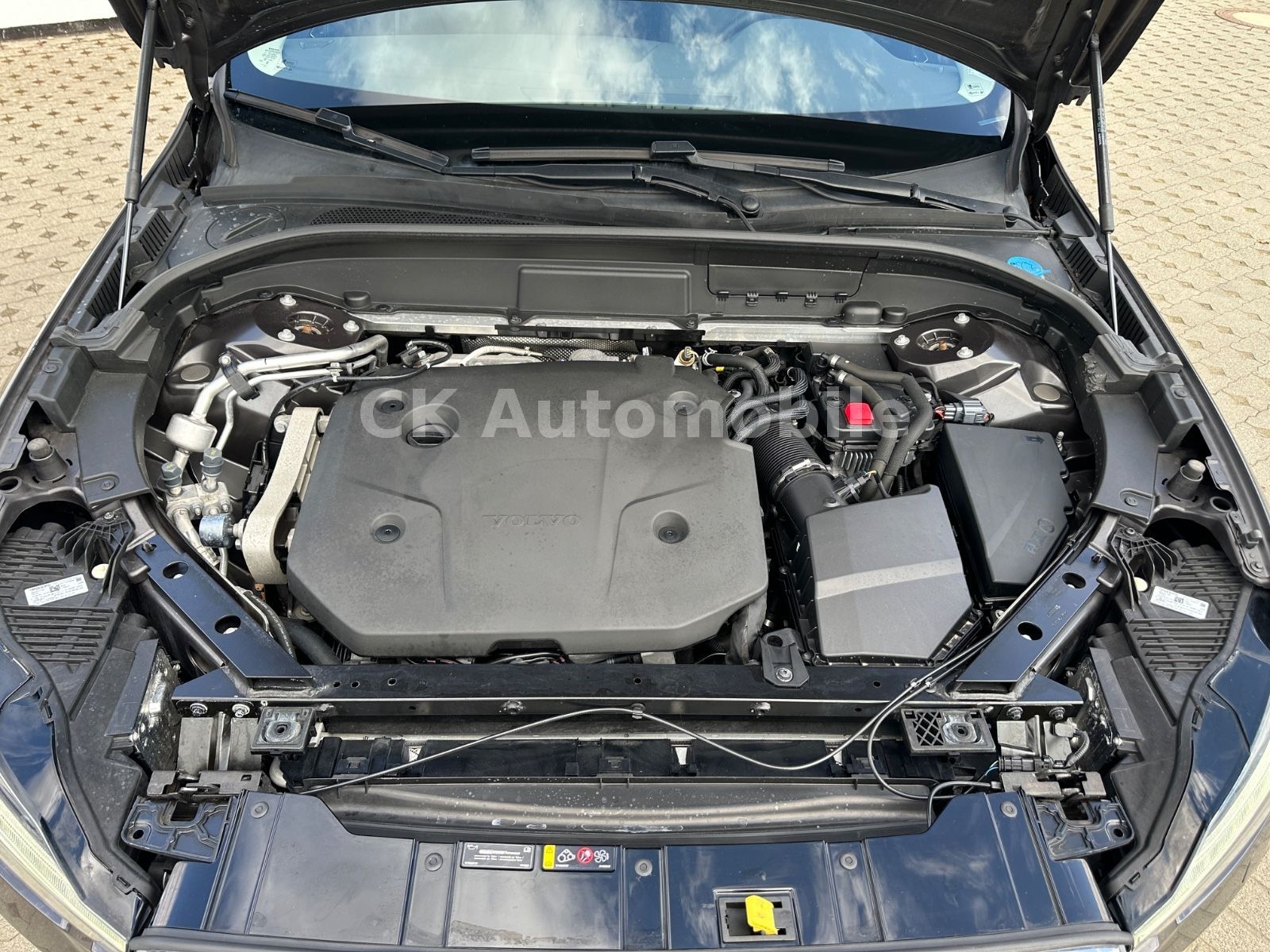 Fahrzeugabbildung Volvo XC60 B4 Plus Bright 2WD/Navi/Leder/Kam/LED/AHK