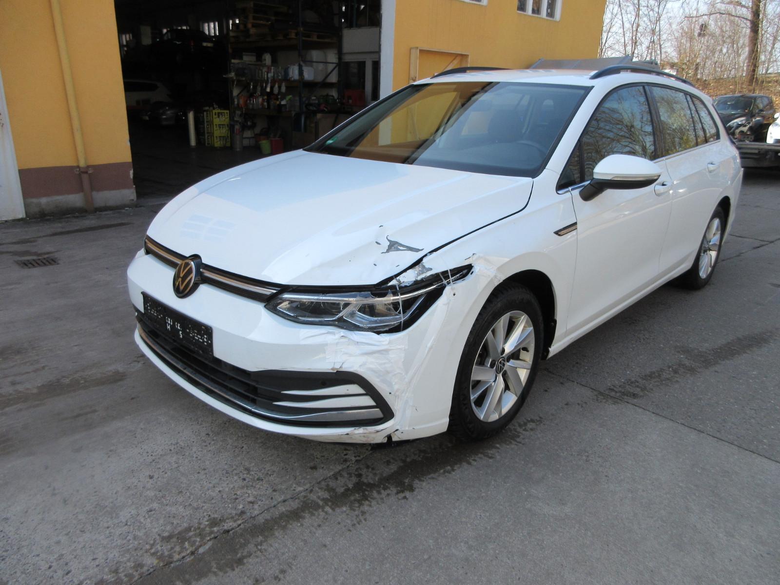 Volkswagen Golf VIII 1,5 eTSI DSG Style Matrix ACC Memory