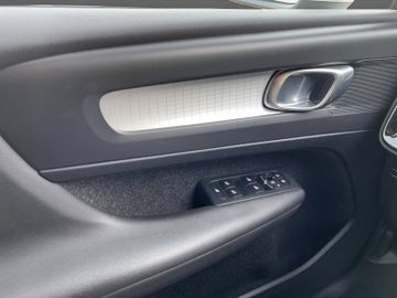 Volvo XC40 D3 Momentum Pro Kam.+KeyLess+LED+Navi+SHZ
