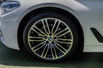 Fahrzeugabbildung BMW 520d xDrive Touring M-Sport°360°|HARMAN|HOLZ