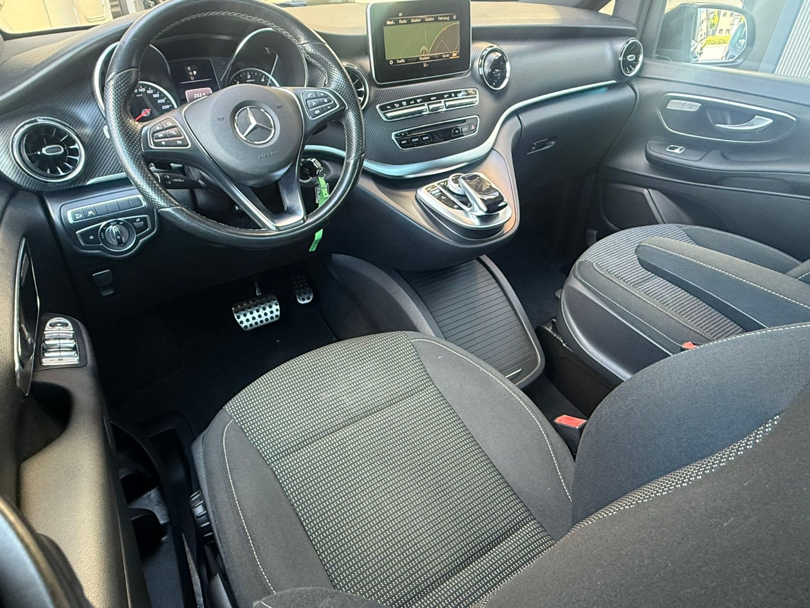 Fahrzeugabbildung Mercedes-Benz V 300d EDITION 4MATIC lang PANO AMG AHK 7-Sitzer