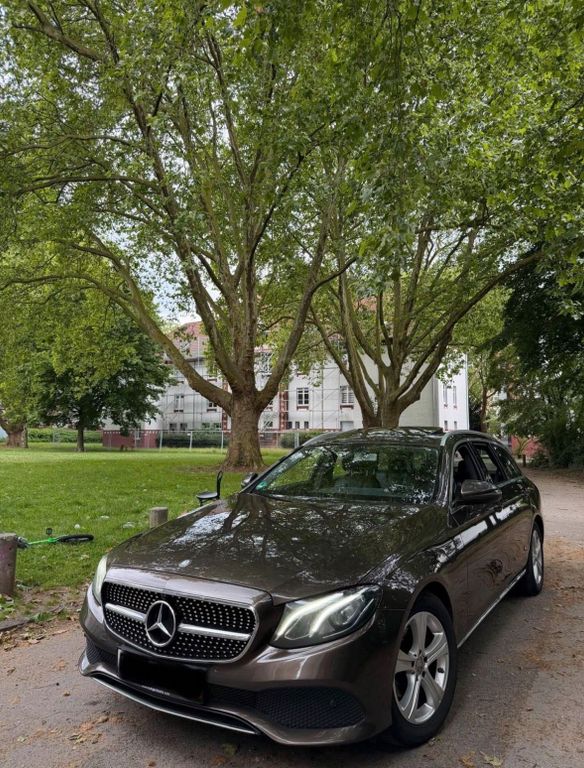 Image of Mercedes-Benz E 220