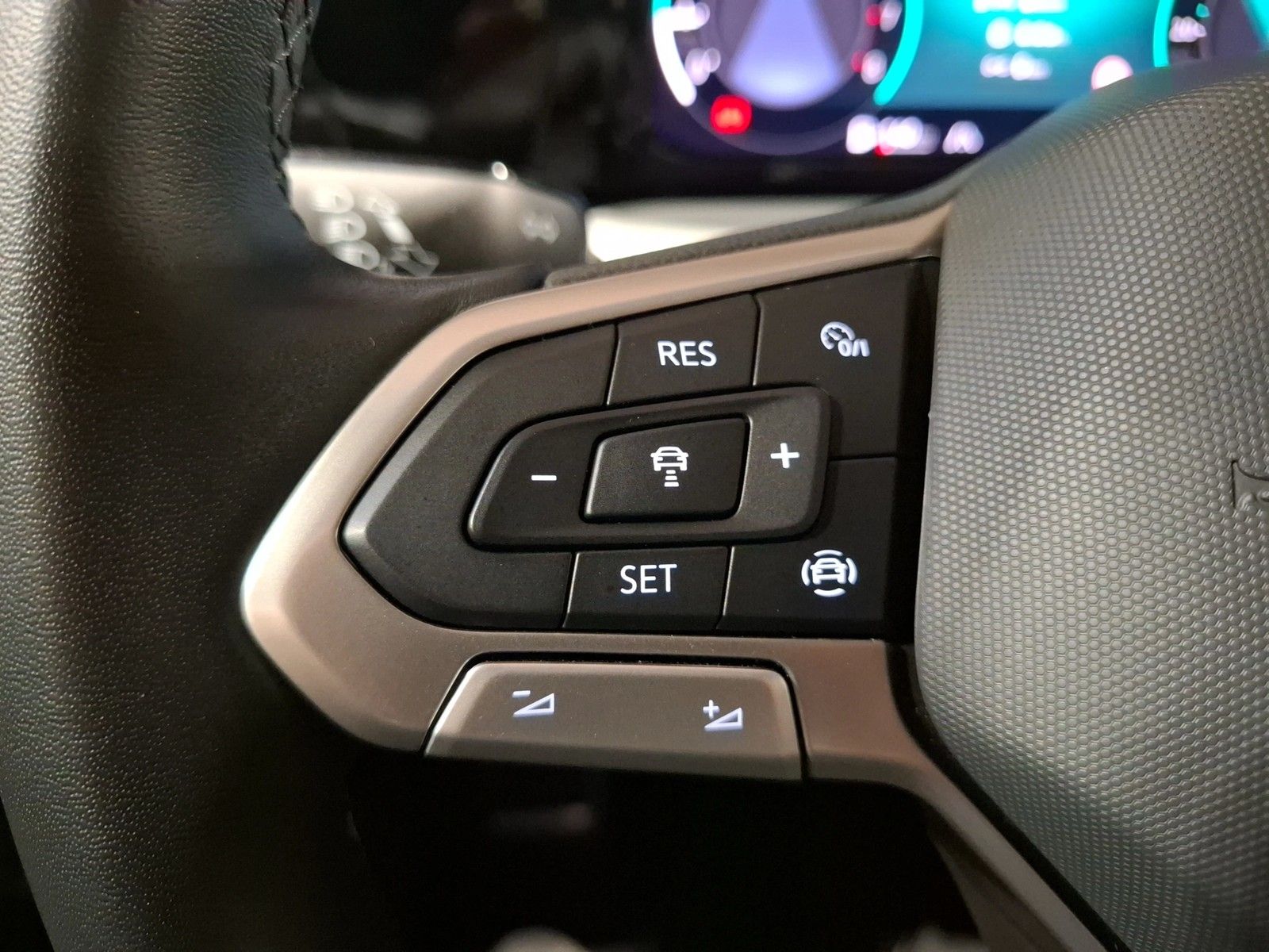 Fahrzeugabbildung Volkswagen Golf VIII TSI Move Matrix Navi AID Pano PDC SH L
