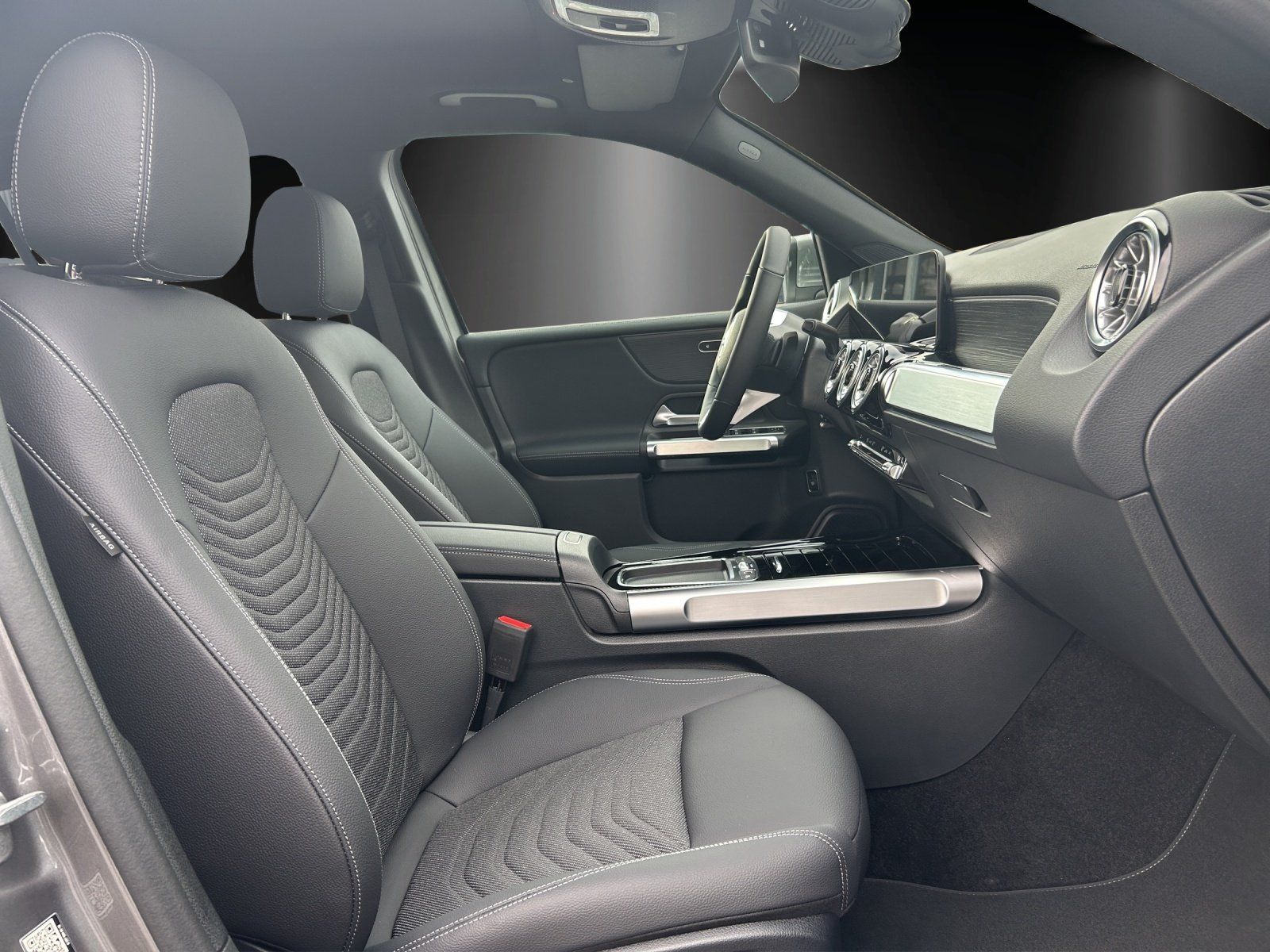 Fahrzeugabbildung Mercedes-Benz GLB 200 AMG Multib 360° PANO AHK Keyless Totwink