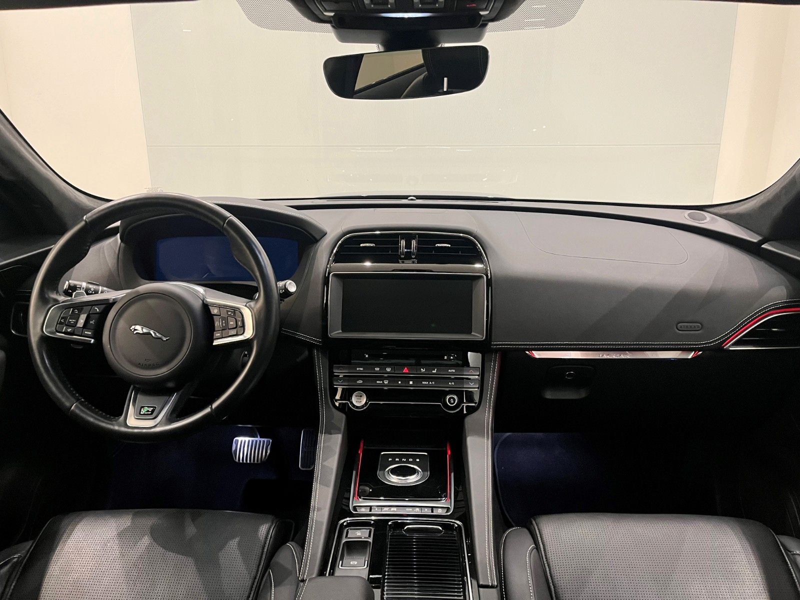Fahrzeugabbildung Jaguar F-Pace 30d R-Sport AWD Panorama & 22" Rad