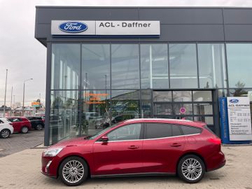 Fahrzeugabbildung Ford Focus Titanium LED, Winterpaket, Verkehrszeiche.