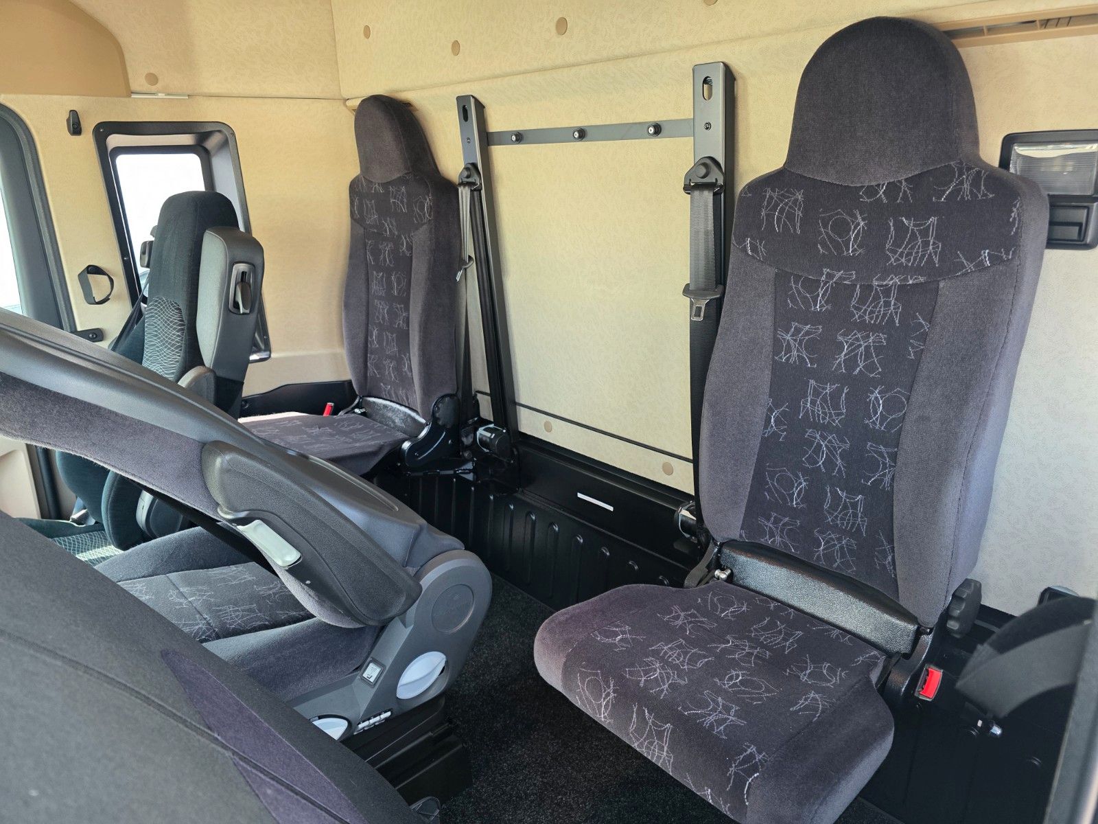 Fahrzeugabbildung Mercedes-Benz Actros 2540 L 6x2 BDF Fahrschule 5 Sitze LBW