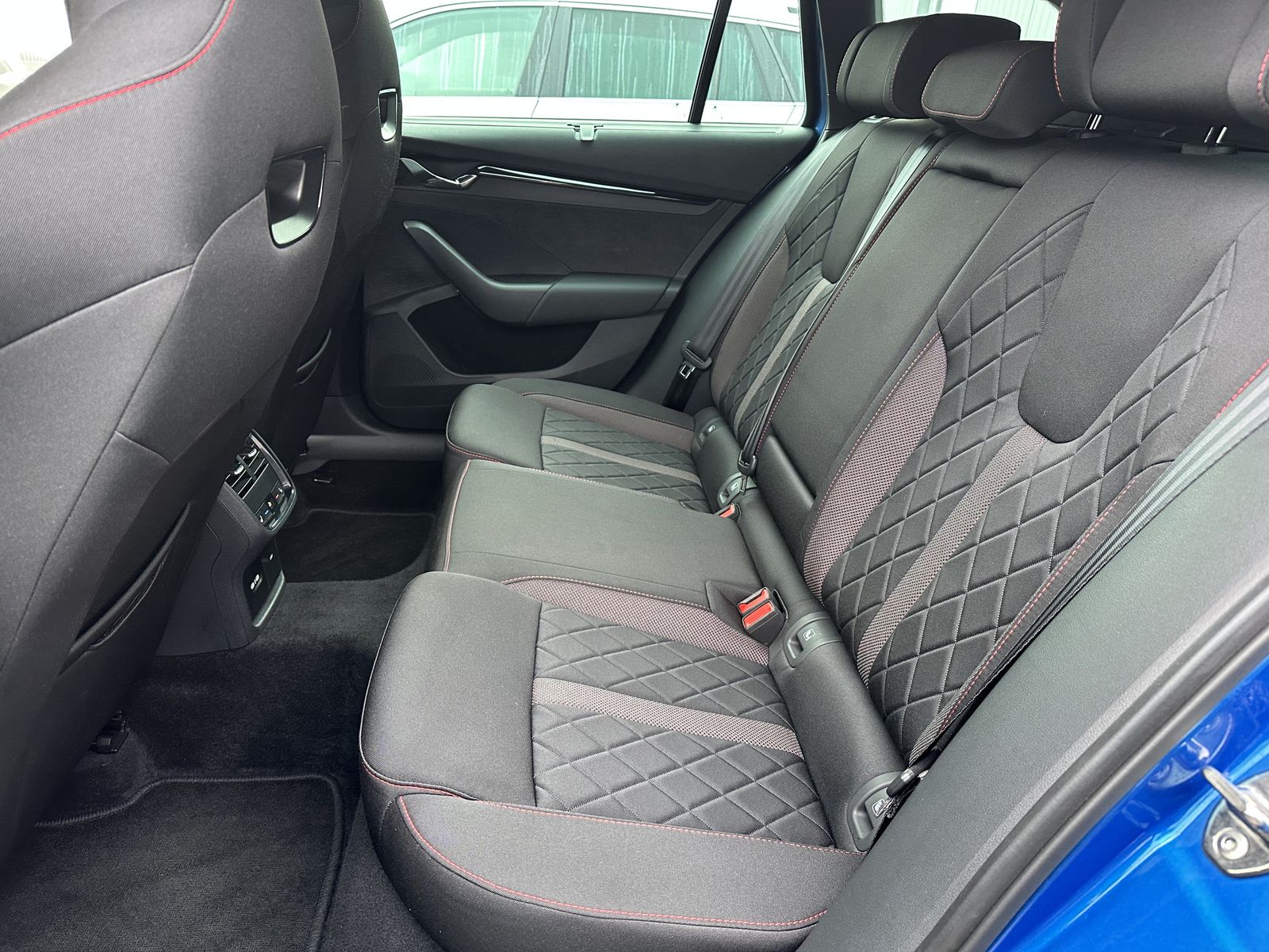 Fahrzeugabbildung SKODA Octavia Combi RS Challenge NAV+LED+VCOCK+KAM+AHK