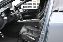 Fahrzeugabbildung Volvo XC60 B5 AWD R-Design *STHZ*HU*Pano*Massage*B&W*
