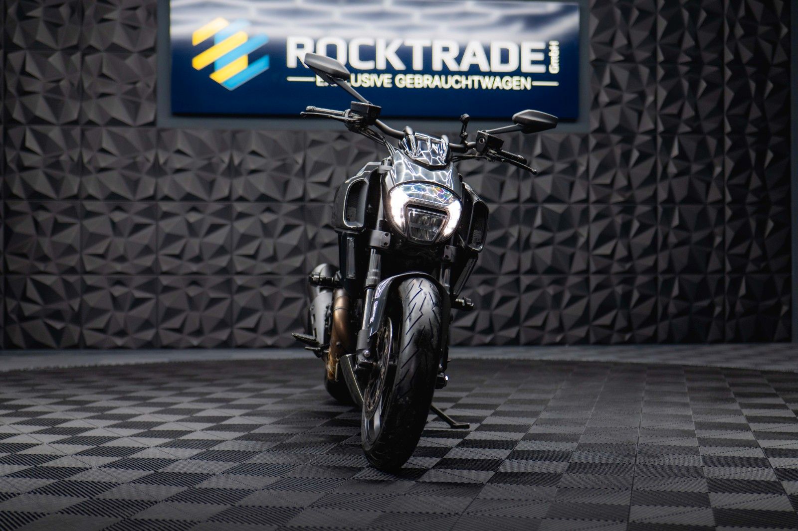Fahrzeugabbildung Ducati Ducati Diavel 1200 Carbon Testastretta 11°