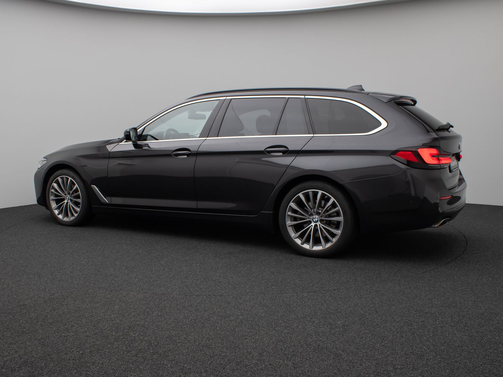 Fahrzeugabbildung BMW 520d xD Kamera HUD DAB H/K Fernlichtassist Alarm