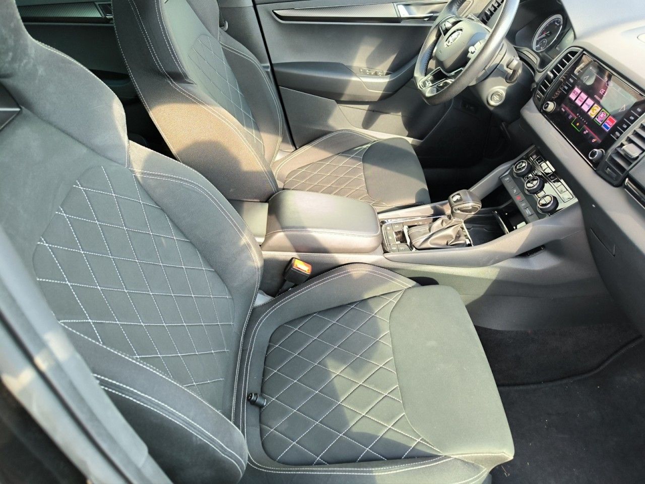 Fahrzeugabbildung SKODA Karoq Sportline 4x4 DSG,Navi,LED,SHZ