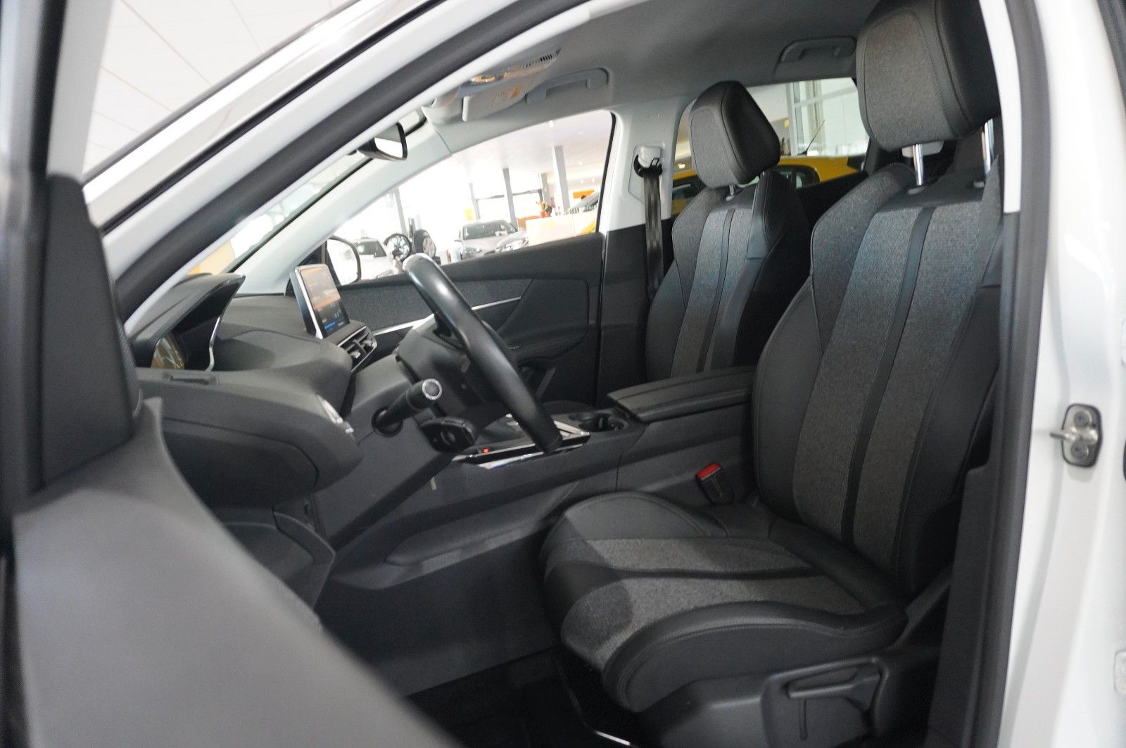 Fahrzeugabbildung Peugeot 3008 1.5D ALLURE NAVI/LED/KAMERA/VIRU./SHZ/AHK