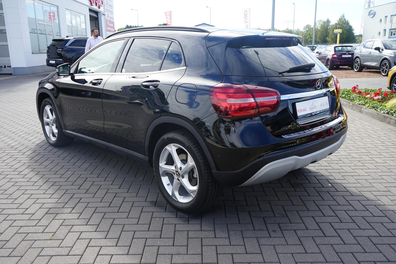 Mercedes-Benz GLA 200 Style LED Navi Sitzheizung Teilleder AHK