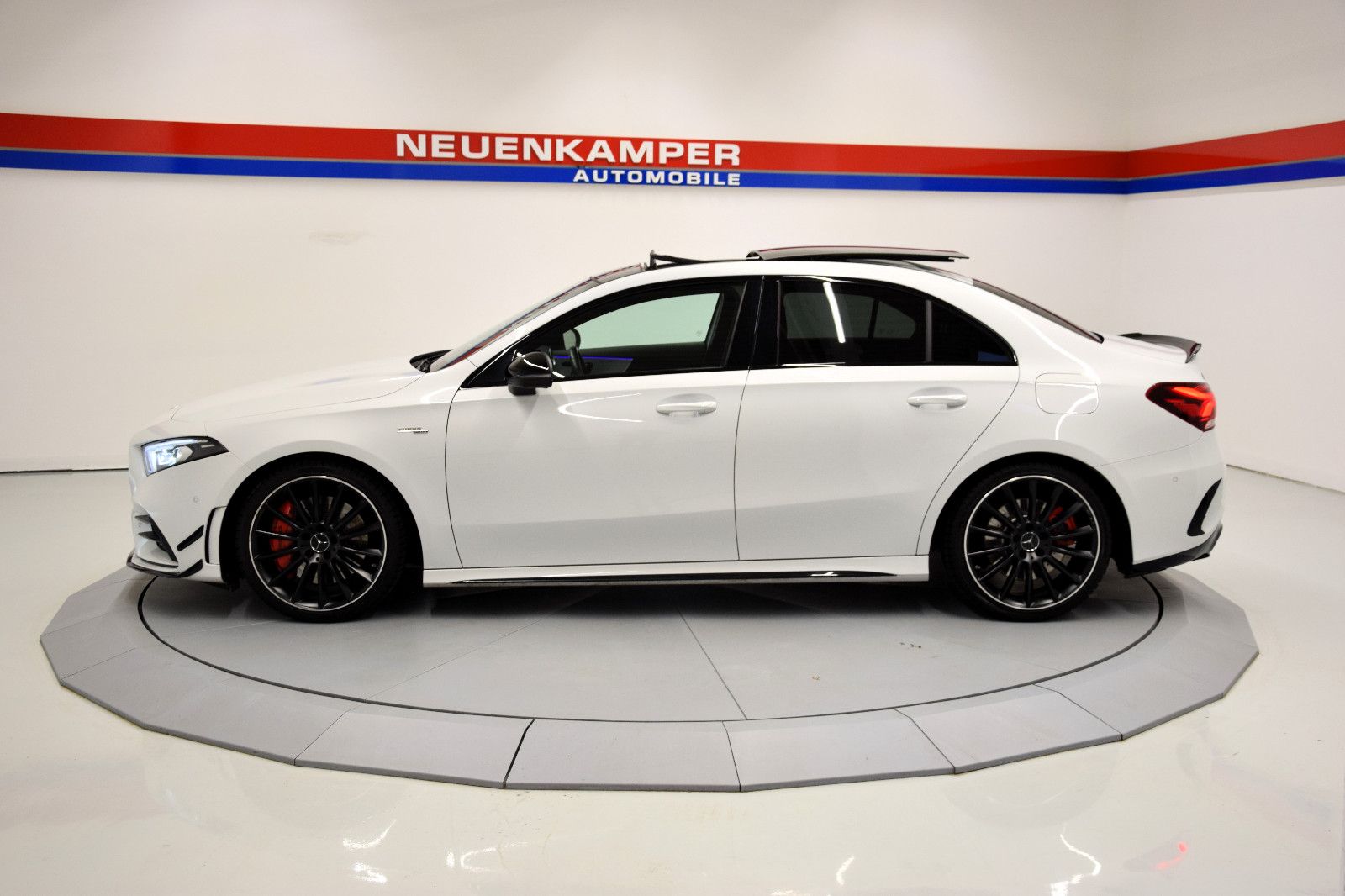 Fahrzeugabbildung Mercedes-Benz A35 AMG 4Matic Limo Pano Aero Performance-Sitze