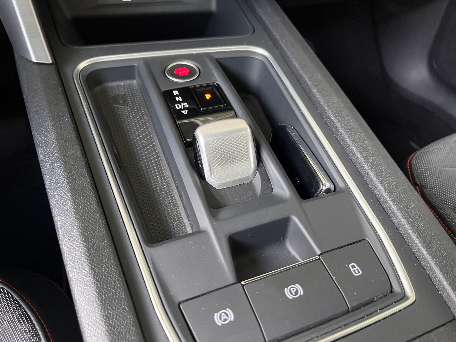 Fahrzeugabbildung SEAT Leon Sportstourer FR e-Hybrid LED NAVI ALU