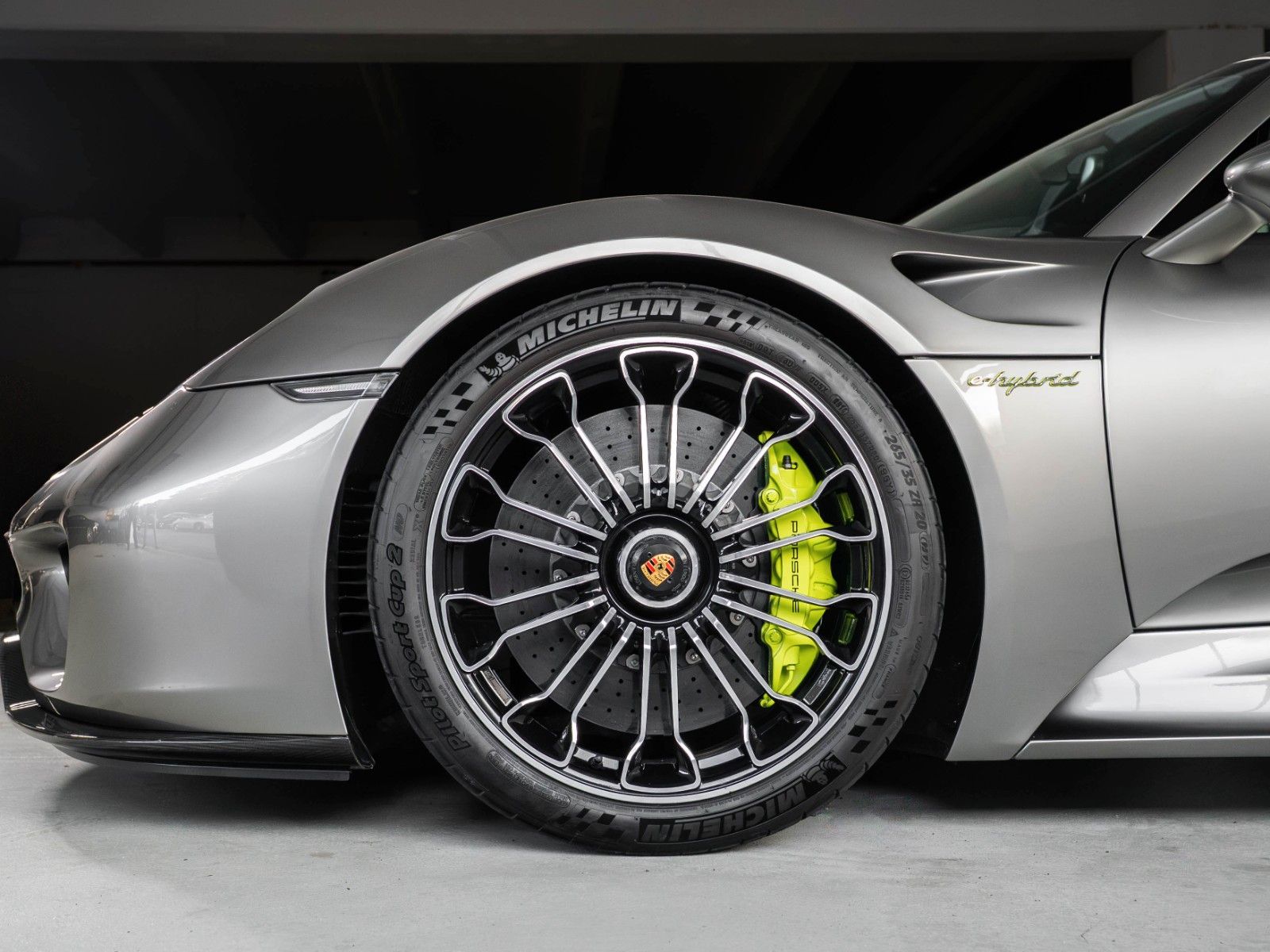 Porsche 918 Spyder LIQUID  METAL SILBER 1. Hand 4