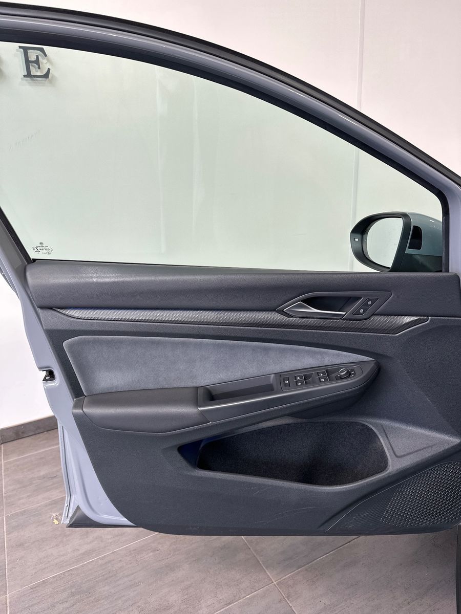 Fahrzeugabbildung Volkswagen Golf Variant 2.0 TDI DSG R-Line NAV+LED+AHK