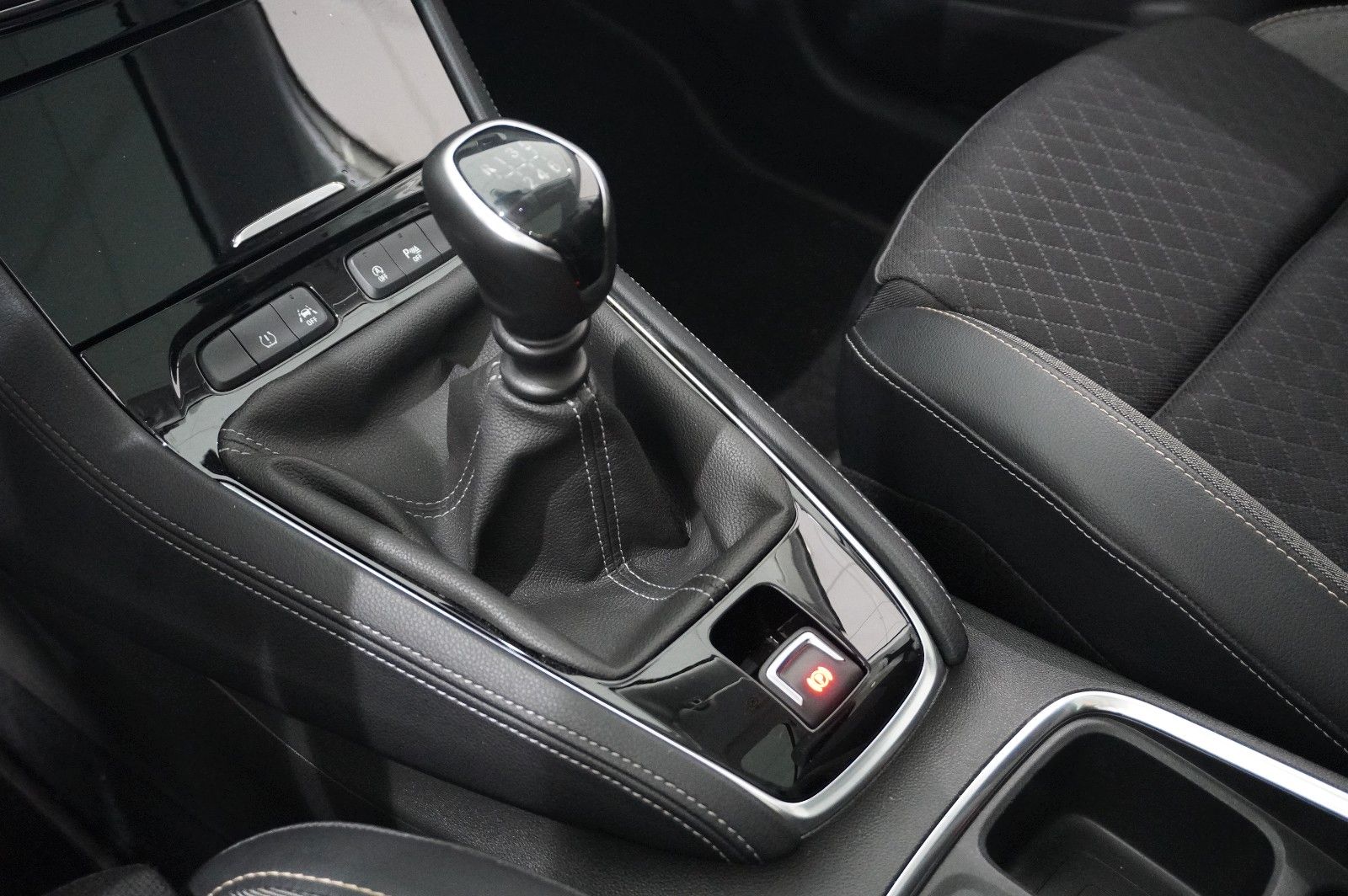 Fahrzeugabbildung Opel Grandland (X) 1.2T INNOV. NAVI/LED/KAMERA/PANO.