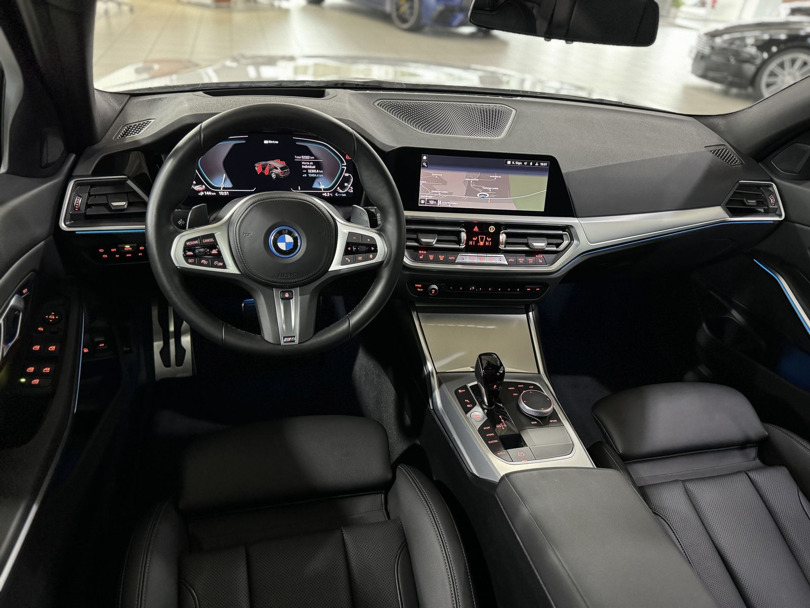 Fahrzeugabbildung BMW 320e M Sport Panoram Kamera HUD DAB HiFi Komfort